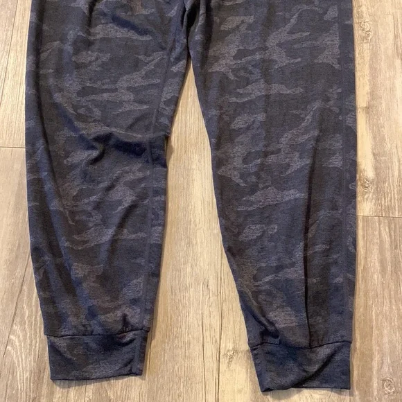 Vuori Performance Jogger Women's DreamKnit Black Camo Size Small - Picture 5 of 13